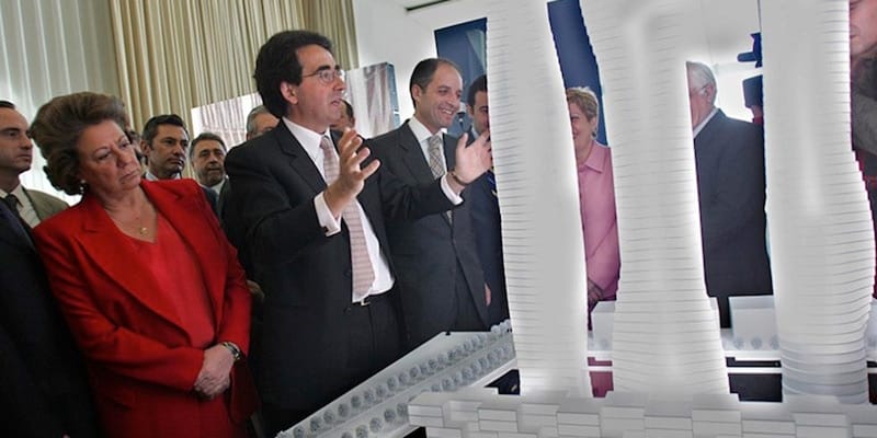 Santiago Calatrava con políticos comentando maqueta