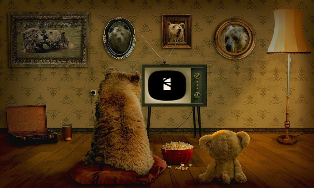 Osos de peluche mirando a la TV con logo de Gi