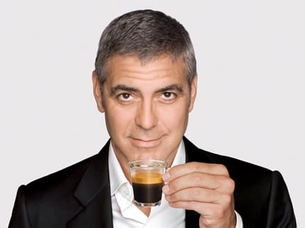George Clooney tomando café