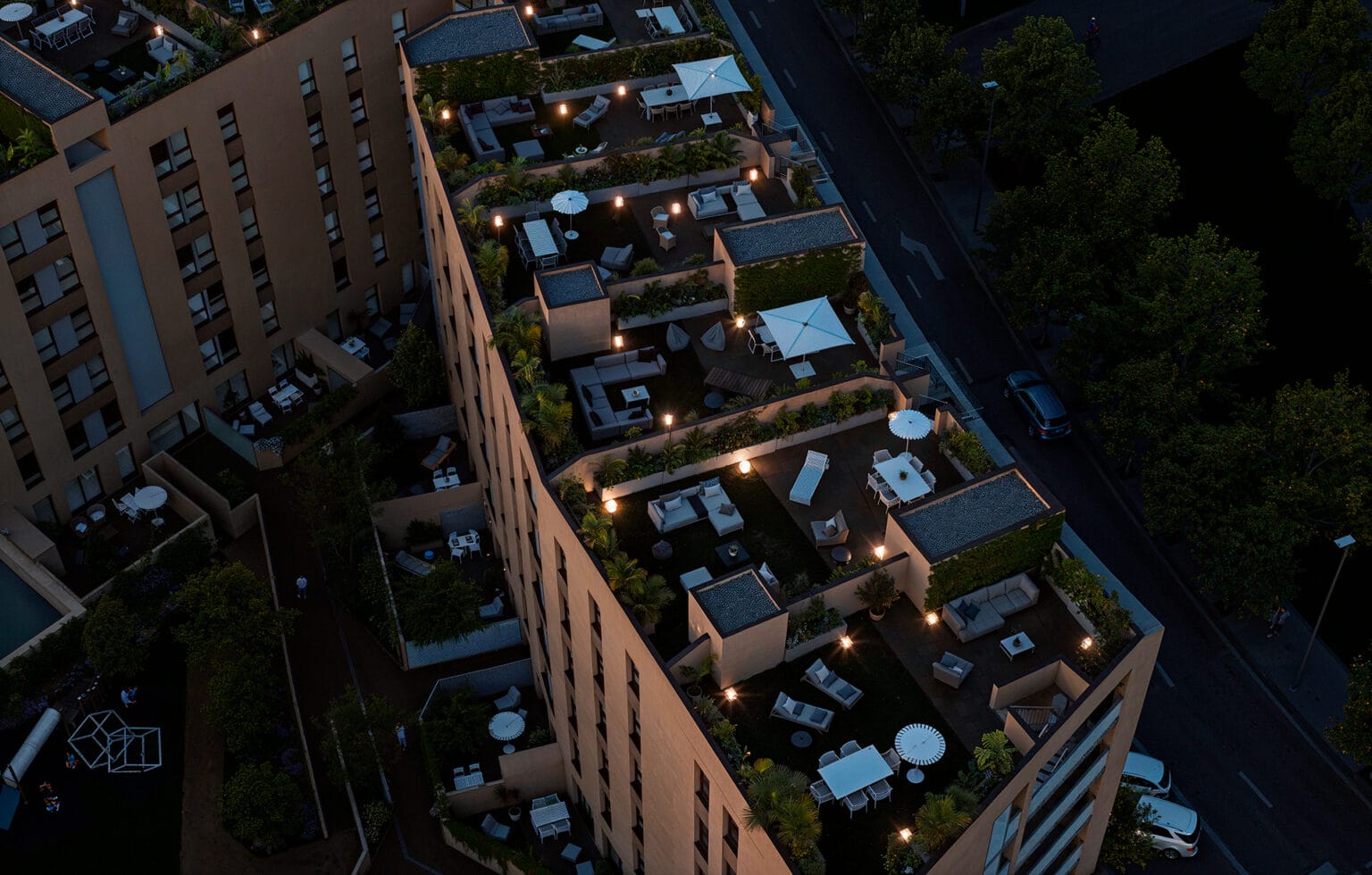 Vista aérea nocturna de promoción residencial iluminada en Zaragoza