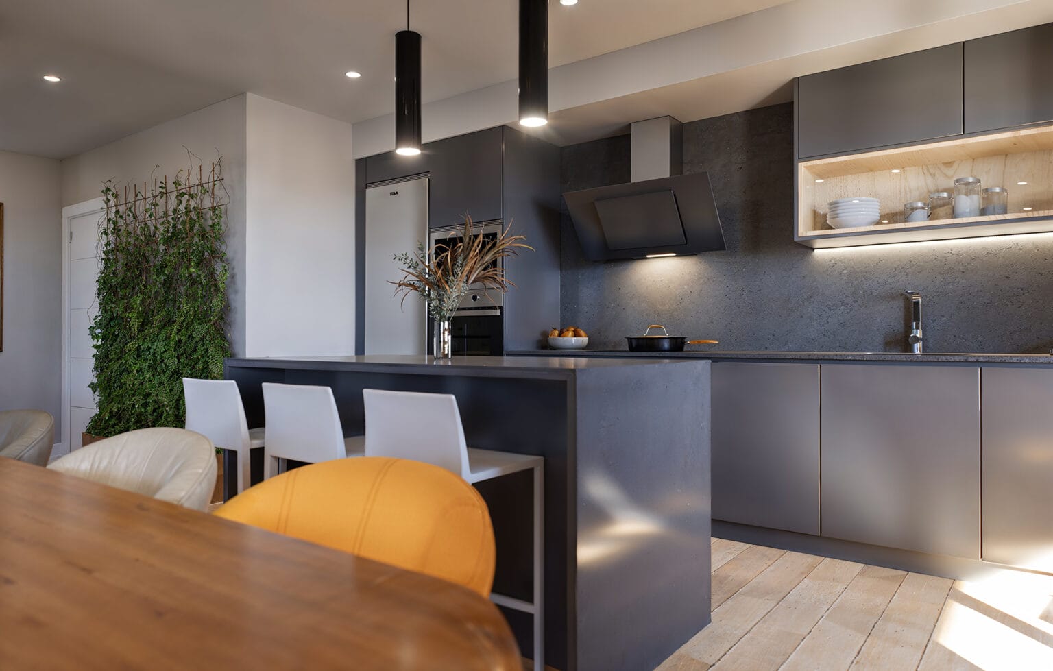 Vista lateral de cocina con isla en promoción Minuetto Zaragoza
