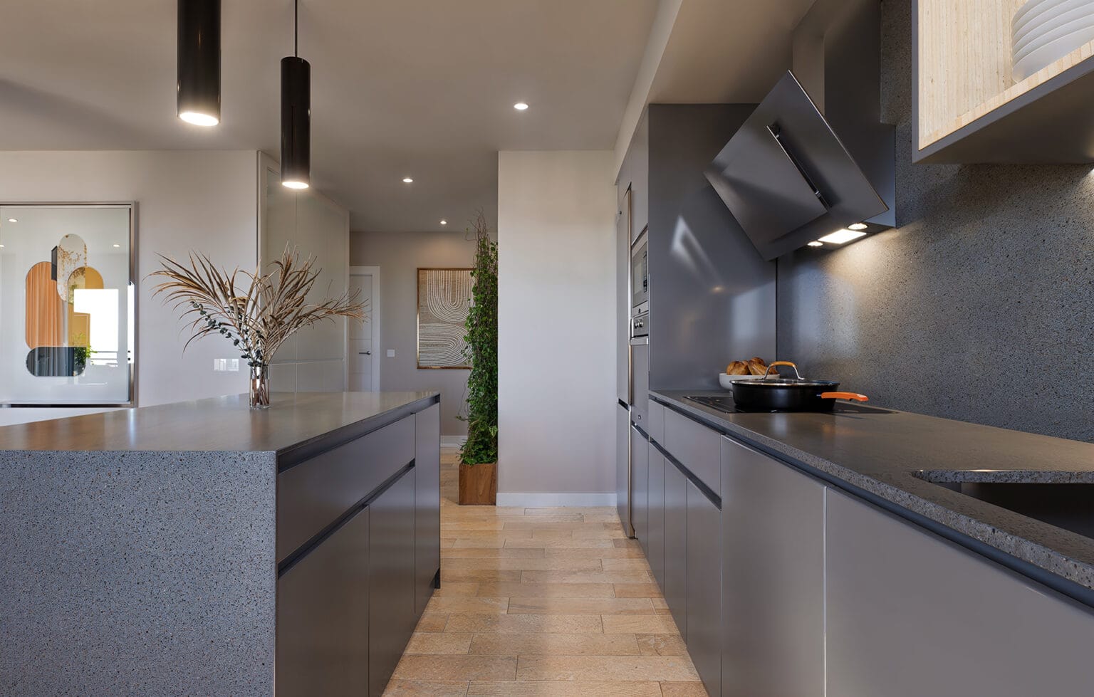 Cocina moderna abierta al salón en vivienda Minuetto Zaragoza